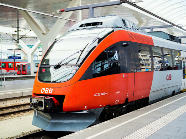 railjet, a high speed train trasportation from Vienna to Prague