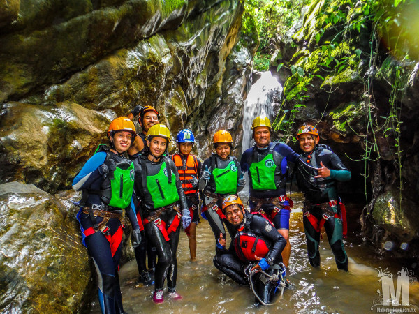 a group image, all smiles from the group of tourists visiting Malinalco in Mexico, taking the Canon Las Bocas from Maliemociones 