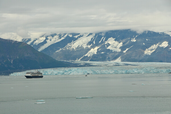 cruise ship viewing hubbard glacier yakutat bay alaska 