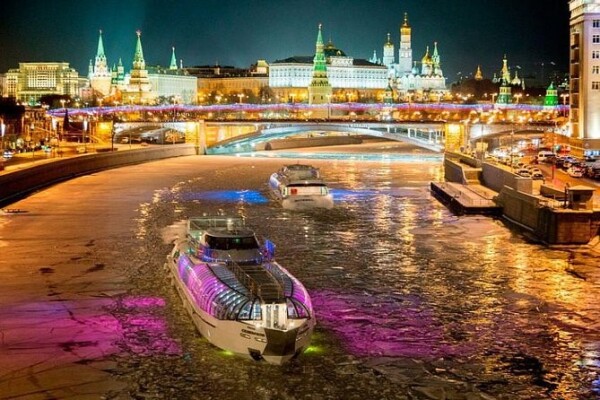 moscow, russis at night on the river