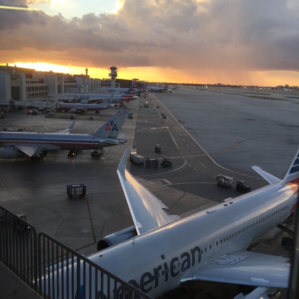 american airlines airplanes at airport